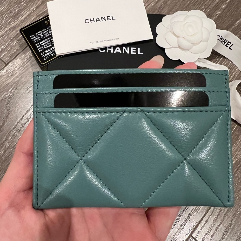 CHANEL Teal Quilted Leather Card Holder with Gold CC Logo - Picture 5 of 7